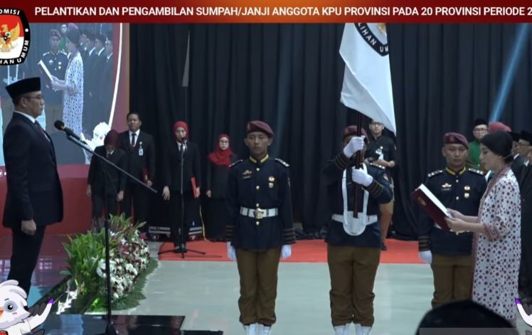 Tangkapan layar - Ketua KPU RI Hasyim Asy'ari melantik calon anggota KPU provinsi terpilih pada 20 provinsi di Kantor KPU RI, Jakarta Pusat, Rabu (24/5/2023). (ant)